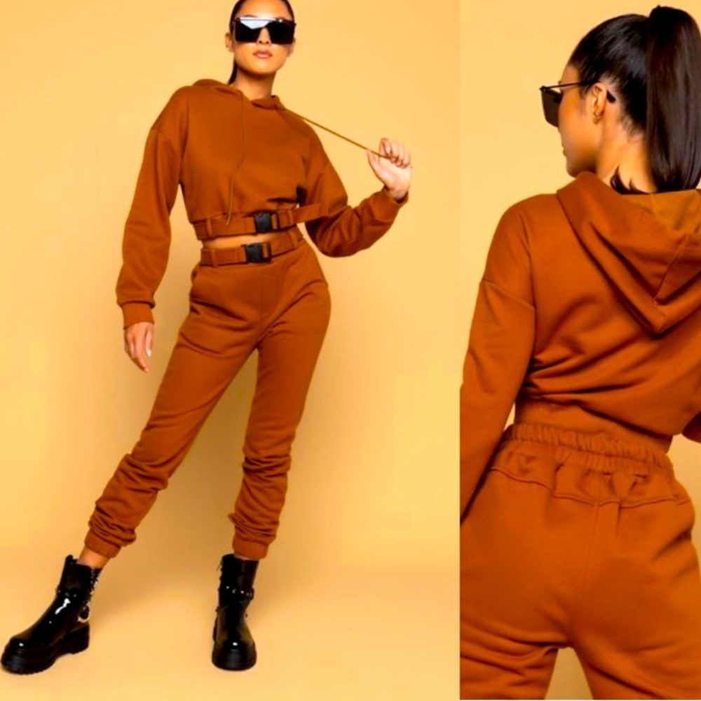 Sweat outfit with buckles